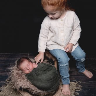Fotograf Duisburg - Newbornshooting - Geschwisterbild - Rico - 01