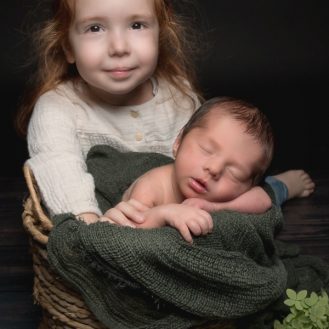 Fotograf Duisburg - Newbornshooting - Geschwisterbild - Rico - 02