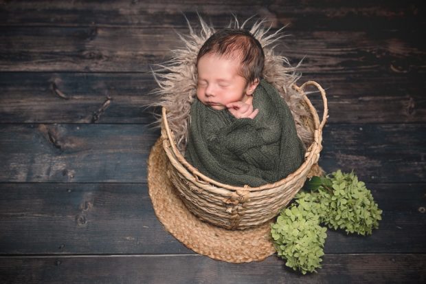 Fotograf Duisburg - Newbornshooting - Körbchen - Rico - 01