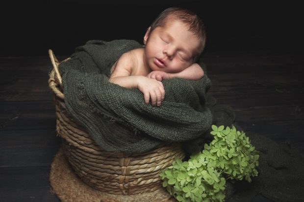 Fotograf Duisburg - Newbornshooting - Körbchen - Rico - 03